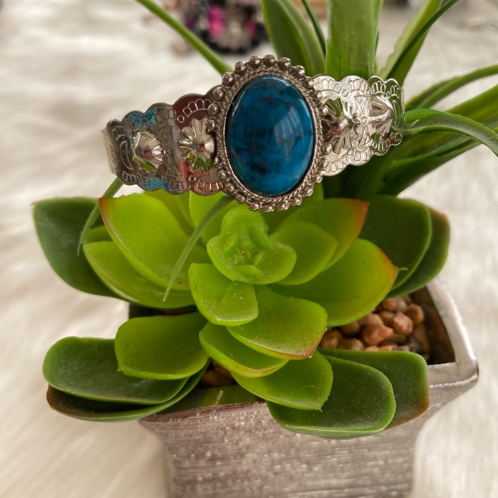 Half bangle bracelet - Picture 3 of 5